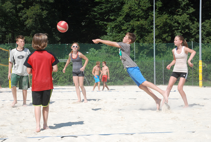 Auch viel Sport steht am Programm! Klicken Sie sich durch die weiteren Bilder. Fotos: KinderUni Graz. 