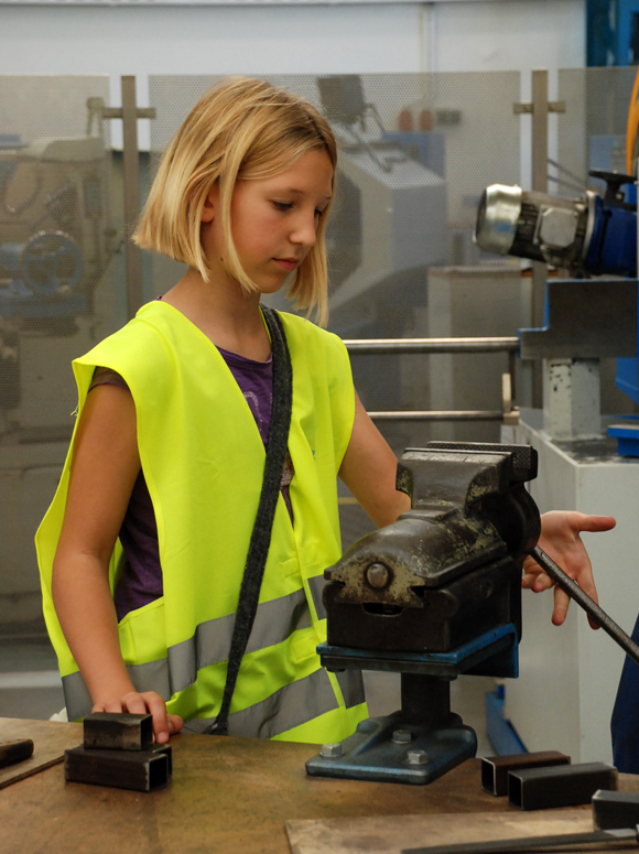 Kinder, vor allem auch Mädchen, für Technik begeistern - auf verschiedenen Fachexkursionen. 