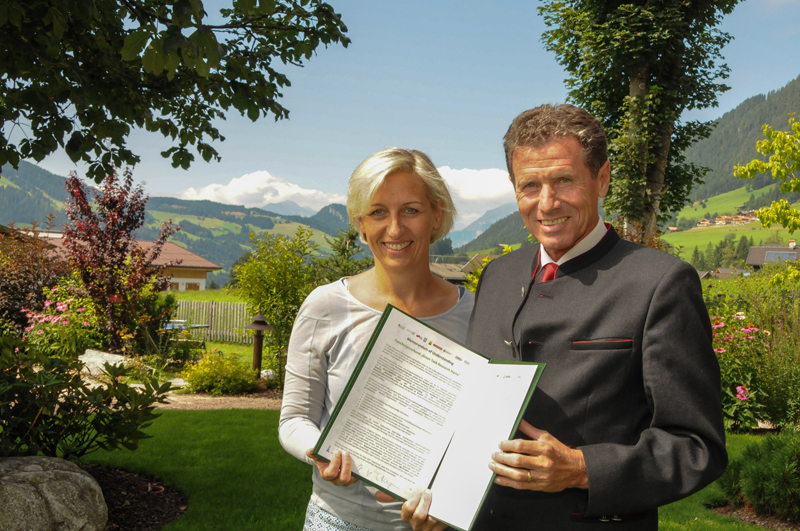 Bundesminister Karlheinz Töchterle und Landesrätin Kristina Edlinger-Ploder mit dem Memorandum of Understanding. Fotos: Eco World Styria. 