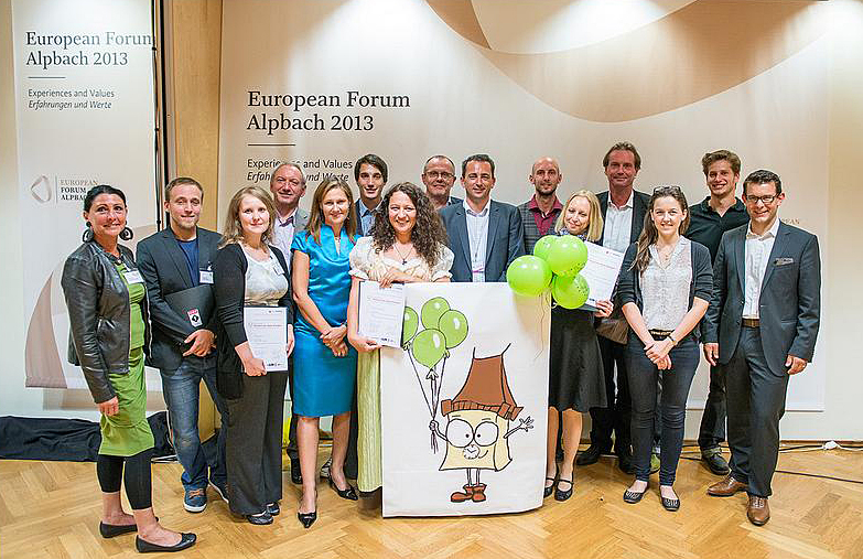 Stolze SiegerInnen: Elisabeth Katharina Rauchegger (TU Graz), Tanja Rogatsch (Karl-Franzen-Universität), Christine Ragginer (Medizinischen Universität Graz) und Anton Watzinger (TU Wien) reichten mit SMARTY, einer App, die Verkehrsschadstoffe minimieren 