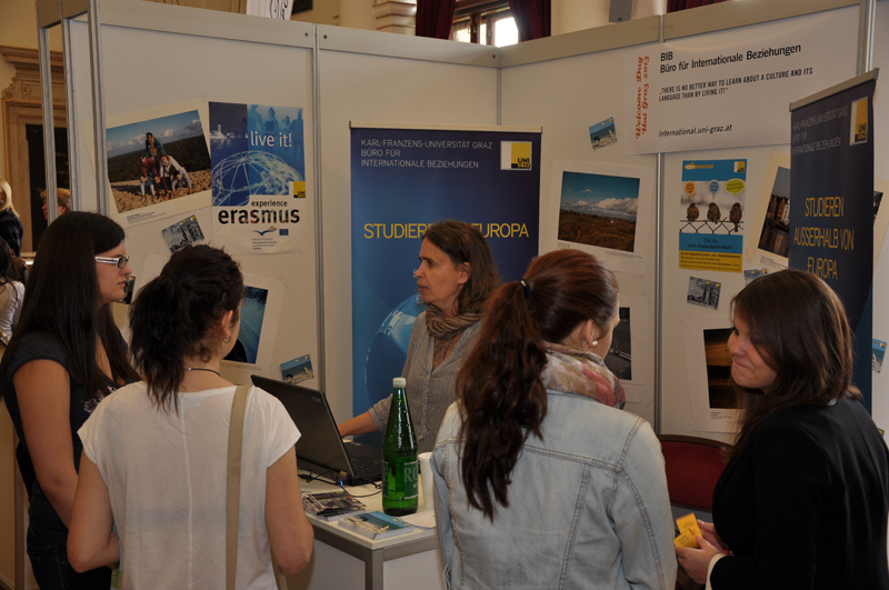Verschiedene Serviceeinrichtungen der Uni Graz stellen sich vor, wie zum Beispiel das Büro für Internationale Beziehungen... 