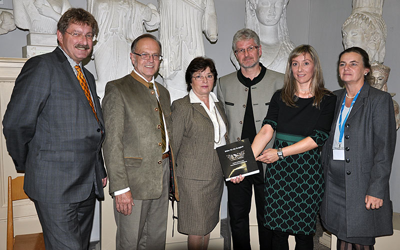 Vizerektor Peter Scherrer, Sammler Werner Melchart mit seiner Gattin, Nikolaus Reisinger, Leiter der Universitätsmuseen, und die Archäologinnen Maria Christidis, die die Ausstellung wissenschaftlich bearbeitet hat, und Elisabeth Trinkl, Organisatorin de 