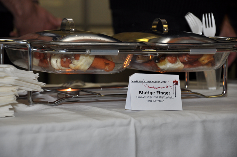 Natürlich durfte da auch die passende Verpflegung nicht fehlen: Blutige Finger und Blutbowle am Buffet. 