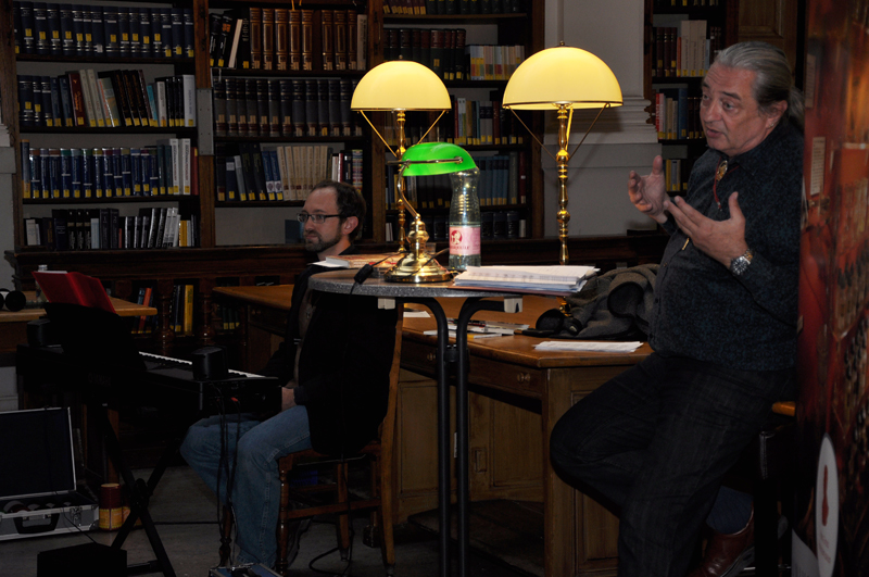 Dazu passend gab der Polizeihundeführer a.D. Peter Steinbach (r.) von der Band Wiener Blue(s) im Hauptlesesaal Lieder von GesetzesbrecherInnen zum Besten. 