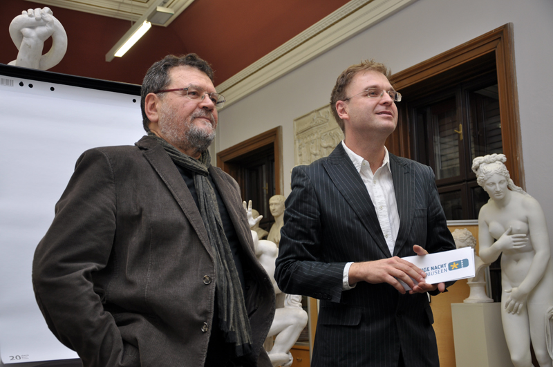 Karikaturist Petar Pismestrovic (l.) zeichnete auf Einladung von Archäologie-Student und Medienprofi Oliver Pink vor Ort. 