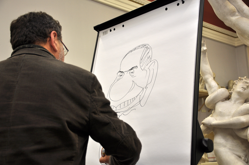 Erkennen Sie den italienischen Politiker und Unternehmer, der hier Zielscheibe der Karikatur geworden ist? 