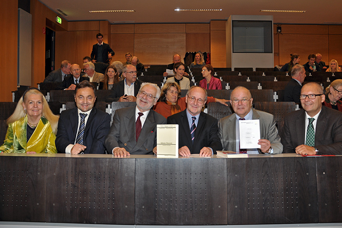 Nachbarn auch in der Forschung: Waltraud Schinko-Neuroth, Alfred Gutschelhofer, Erhard Busek, Urs Altermatt, Rewi-Dekan Josef Marko und Klaus Poier bei der Eröffnung des Symposiums. 