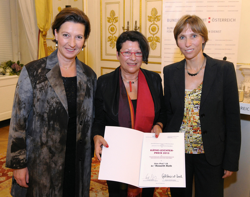 Preisträgerin Roswith Roth (Mitte) mit Ministerin Gabriele Heinisch-Hosek (l.) und Julia Wörtz von der Österreichischen Nationalbank (r.). Foto: BKA/Regina Aigner. 