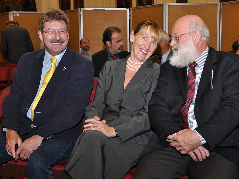 Unter den zahlreichen GratulantInnen Vizerektor Scherrer (links) und Sektionschefin Weitgruber 