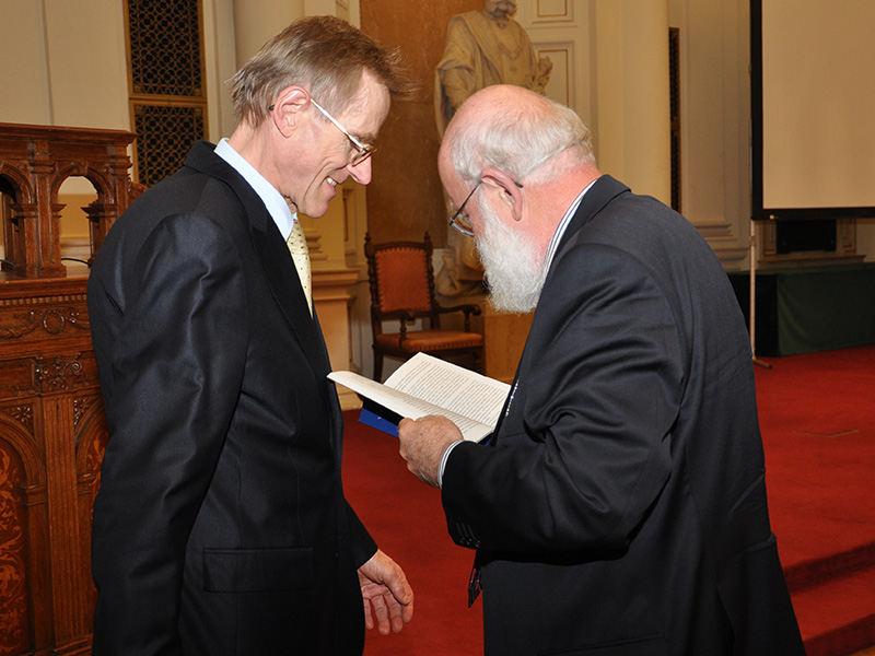 Historikerkollege und Leiter des Universitätsarchiv, Alois Kernbauer, überraschte mit der Festschrift 