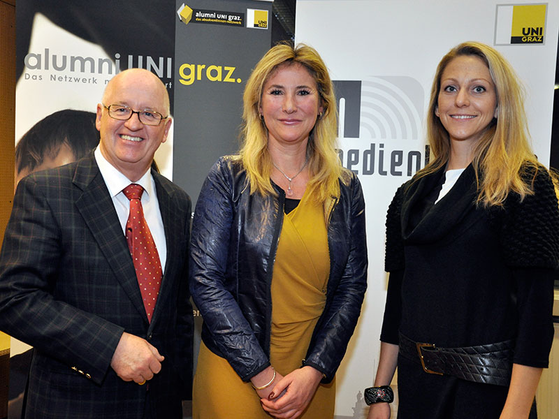 Susanne Glass (Mitte) mit Prof. Stefan Karner, Leiter des Medien-Clubs, und Silke Peintinger, Programm-Managerin des Medienlehrgangs. Foto: alumni UNI graz 