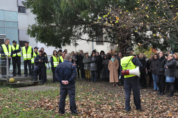 Die Betriebsfeuerwehr übt mehrmals pro Jahr Evakuierungen von ganzen Gebäuden 
