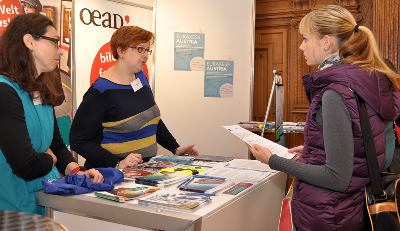 Informationen rund um den Berufseinstieg und Karrieremöglichkeiten konnten Interessierte von rund 70 Ausstellende und PartnerInnen direkt erfahren. Klicken Sie mit dem Pfeil weiter nach rechts! 