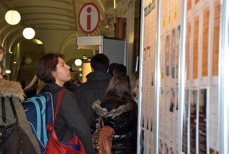 Neben den Gesprächen mit den AusstellerInnen in der Aula boten auch Diskussionen und Vorträge Gelegenheit, sich umfassend zu informieren. 
