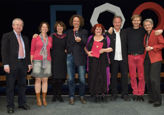 Bundesministerin Claudia Schmied (r.) mit Michael Wrentschur (Mitte) und dem Team von InterACT. Foto: © Oreste Schaller 
