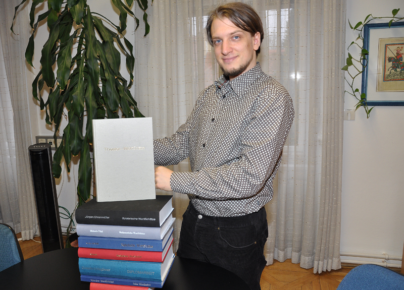 Jakob Reichsöllner mit seiner Masterarbeit. Es ist die achte in der Sammlung der Deutschen WortSchätze. 