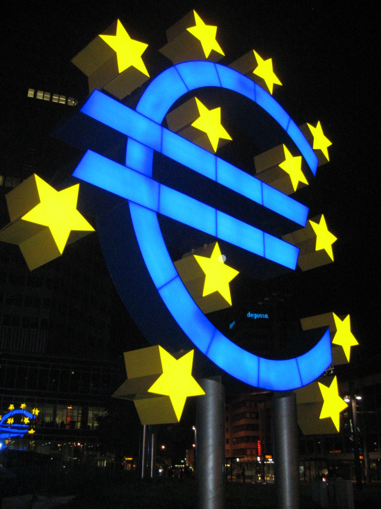 Euro-Zeichen vor der Europäischen Zentralbank in Frankfurt am Main. Foto: Lars Aronsson/wikimedia commons 