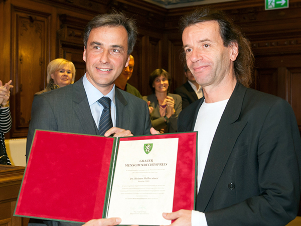 Bürgermeister Siegfried Nagl überreichte Heimo Halbrainer den Menschenrechtspreis der Stadt Graz 