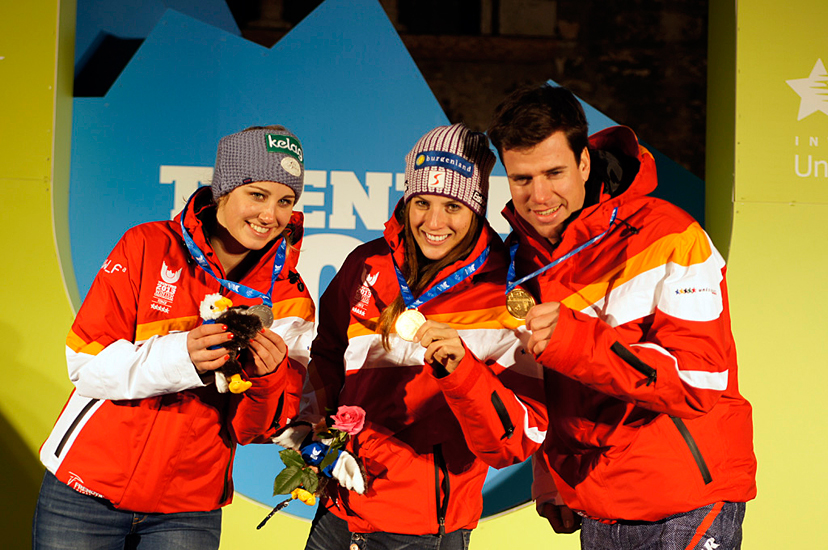 Erfolgreiche österreichische Studierende: Julia Dujmovits (Mitte) belegte den ersten Platz im Damenbewerb des Snowboard Parallel Giant Slalom, Sabine Schöffmann den zweiten. Sebastian Kislinger gewann den Herrenbewerb des Snowboard Parallel Giant Slalom 
