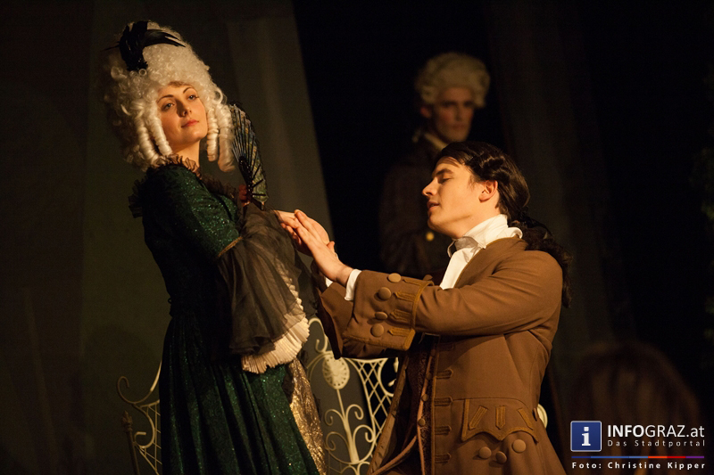 Figaro umgarnt die vermeintliche Gräfin - ohne zu ahnen, dass seine Verlobte Suzanne in der Verkleidung steckt. 