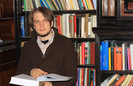 Jakob Reichsöllner mit seiner Masterarbeit. Es ist die achte in der Sammlung der Deutschen WortSchätze. 