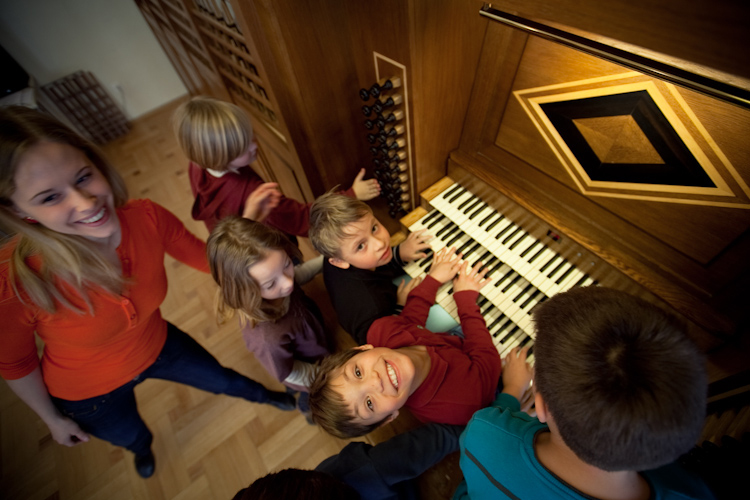 Die Vorlesungen und Workshops spiegeln das breite Leistungspektrum der steirischen Hochschullandschaft wider: Ob Orgelspielen an der Kunstuniversität... 