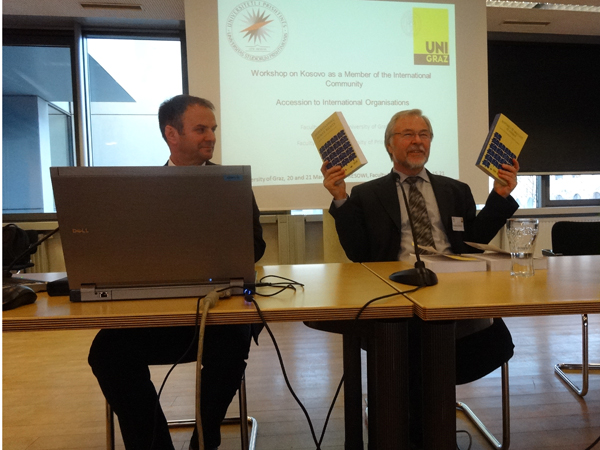 Wolfgang Benedek (r.) präsentatiert die neue albanische Fassung seines Handbuchs für Menschenrechtsbildung. 