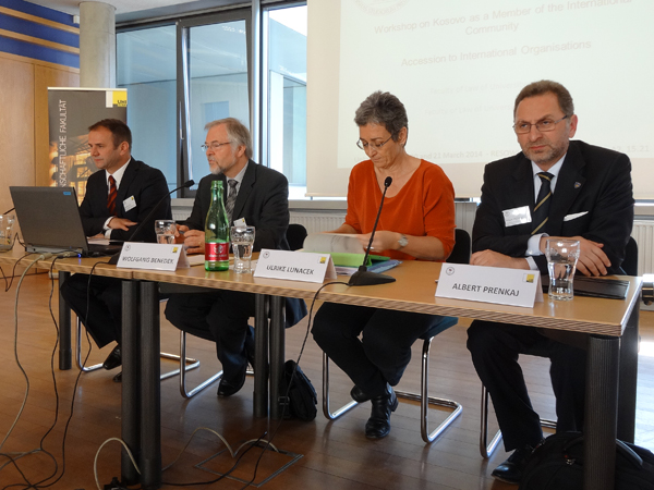 Panel mit Hajredin Kuci, Justizminister des Kosovo, Menschenrechtsexperten Wolfgang Benedek von der Uni Graz, Europaparlament-Abgeordnete Ulrike Lunacek und Albert Prenkaj, Generaldirektor des Ministeriums für Auswärtige Angelegenheiten des Kosovo (v.l. 