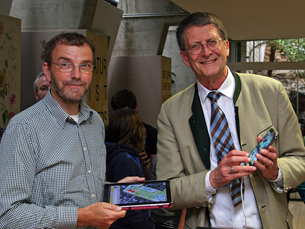 Christian Berg und Ulrich Walder präsentieren den neuen mobilen Führer durch den Botanischen Garten der Uni Graz. 