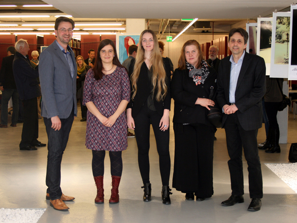 Hans-Walter Ruckenbauer, Kurator der Ausstellung, Simina Badea, Charlotte Pann, Michaela Söll und Reinhold Esterbauer, Dekan der Katholisch-Theologischen Fakultät (v.l.). 