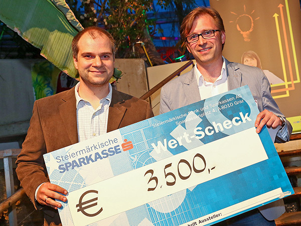 Bernhard Weber vom Science Park Graz (r.) überreichte Stefan Schild den Hauptpreis beim Ideenwettbewerb. Foto: Science Park Graz 