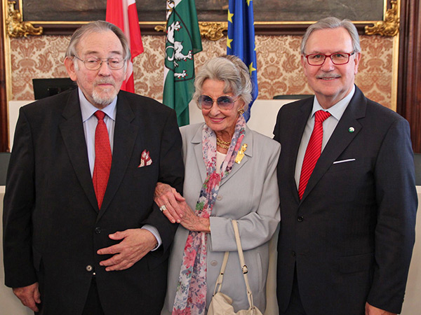 Landtagspräsident Franz Majcen (r.) lud Politikwissenschafter Wolfgang Mantl (l.) anlässlich seines 75. Geburtstages zu einem Festakt. Als Gratulantin stellte sich unter anderem Lotte Tobisch ein. 