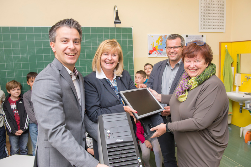 Stadtrat Kurt Hohensinner, Rektorin Christa Neuper und Wolfgang Skof, Leiter des Referats Technisches Management Schulen der Stadt Graz (v.l.), übergeben Heidi Scheucher, Direktorin der VS Geidorf (ganz rechts), fünf Computer. Foto: Stadt Graz/Foto Fisc 