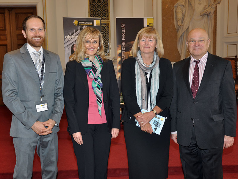 V.r.: Dekan Joseph Marko, Rektorin Christa Neuper, Beatrice Weinelt, Geschäftsführerin des alumni UNI graz, und JUS-Club-Leiter Wolfgang Schleifer 