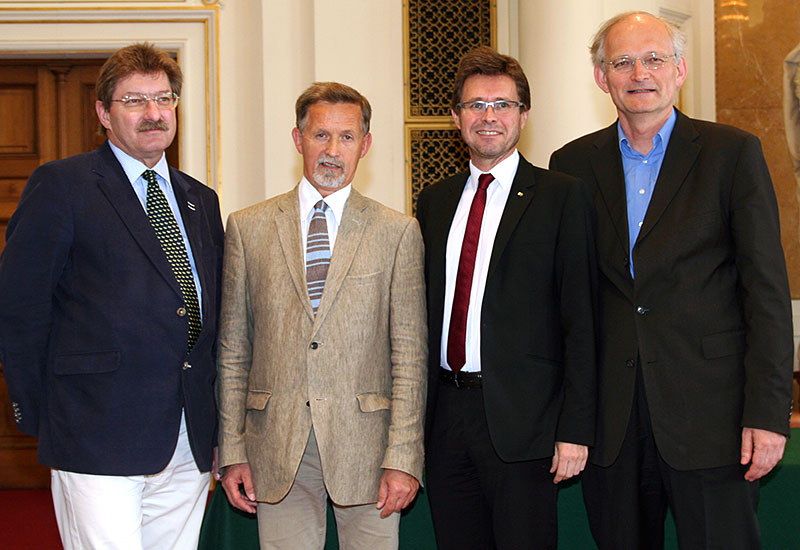 Vizerektor Peter Scherrer, Organisator Harald Heppner, Vizerektor Martin Polaschek und Dekan Lukas Meyer (v.l.) 