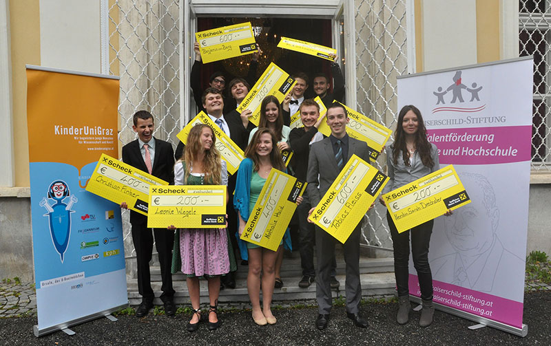 Glückliche GewinnerInnen: Die mit dem Hans-Riegel-Fachpreis ausgezeichneten MaturantInnen 2014. Foto: Uni Graz. 