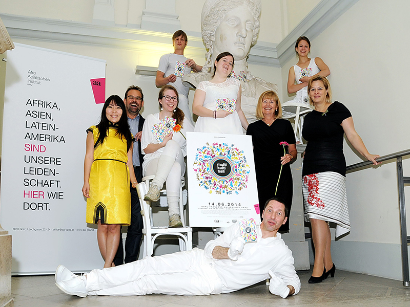 Einladung zum Multikulti-Ball 2014: Moderatorin Munkhzul Ankhlan, „La-Strada“-Intendant Werner Schrempf, Rektorin Christa Neuper, Ball-Organisatorin Claudia Unger (v.l.) mit KünslterInnen und künstlerischer Leiter Eddie Luis (liegend), Foto: cp-pict 