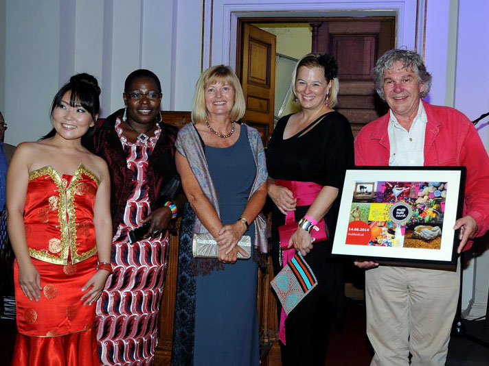 Moderatorin Munkhzul Ankhlan, Ehrengast Beatrice Achaleke, Rektroin Christa Neuper, Ball-Organisatorin Claudia Unger und Multikulti-Card-Träger 2014 Heinrich Staudinger (v.l.) Fotos: cp-pictures 