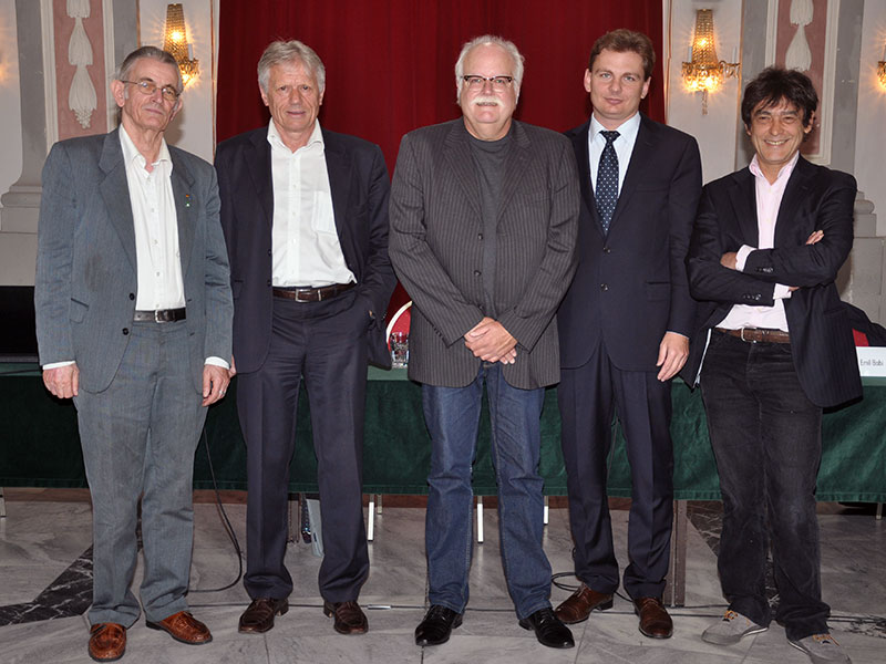 Bernd Michaelsen, ACIPSS-Gründer Siegfried Beer, Cees Wiebes, Laszlo Ritter und Emil Bobi (v.l.) diskutierten auf dem Podium. 