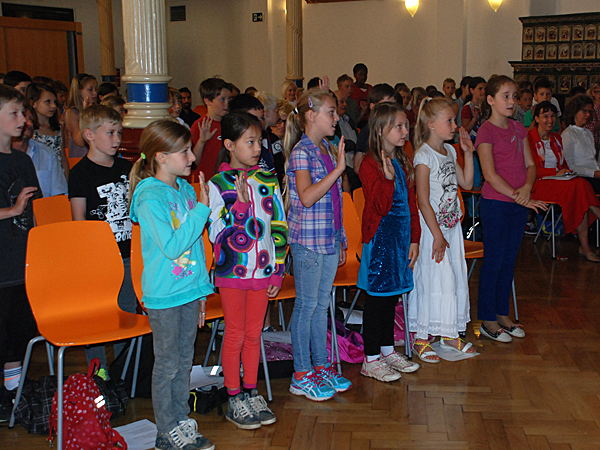 Die Kinder und Jugendlichen versprachen, ihr neu erworbenes Wissen stes zu schätzen und zu erweitern. Fotos: KinderUniGraz. 