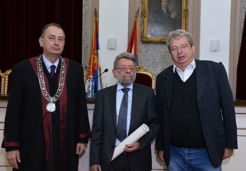 Werner Sauer (Mitte) erhielt das Ehrendoktorat der Universität Belgrad von Rektor Vladimir Bumbasirevic (links) und Milos Arsenijevic, Dekan der Philosophischen Fakultät. 