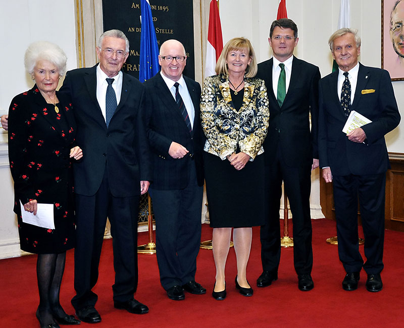 Honorarkonsul Gerold Ortner mit Gattin Stefanie, Historiker Stefan Karner, Rektorin Christa Neuper, Botschafter Artur Lorkowski und LAbg. Gregor Hammerl (v.l.) 