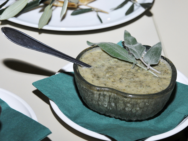 Ernährungslehre aus dem Mittelalter: Die Kombination von Salbei mit Nuss ist diätisch sehr bekömmlich. Foto: Kranich. 