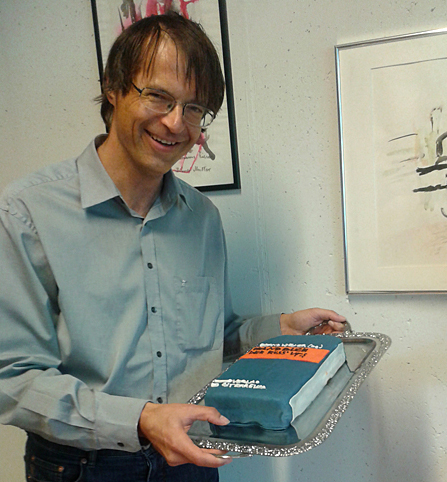 Tortenexemplar: Zum Erscheinen des Handbuch der russischen Verfassung schenkten seine KollegInnen Bernd Wieser eine geschmackvolle Variante des Werks. Foto: Wieser. 