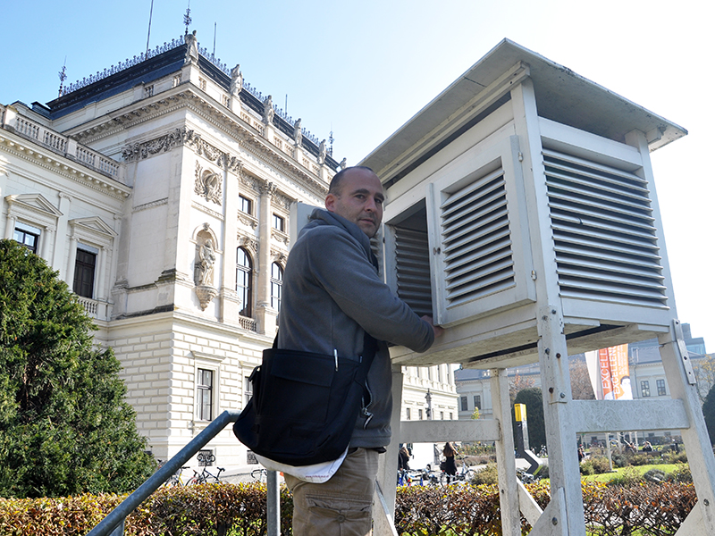 Christoph Bichler betreut die Wetterstation. Foto: Uni Graz/Schweiger 