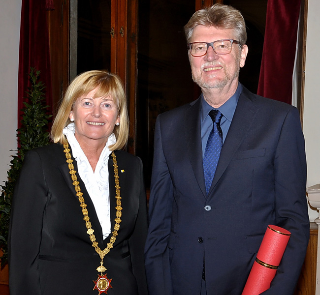 Rektorin Christa Neuper mit Prof. Georg Schreyögg, Ehrendoktor der Uni Graz 