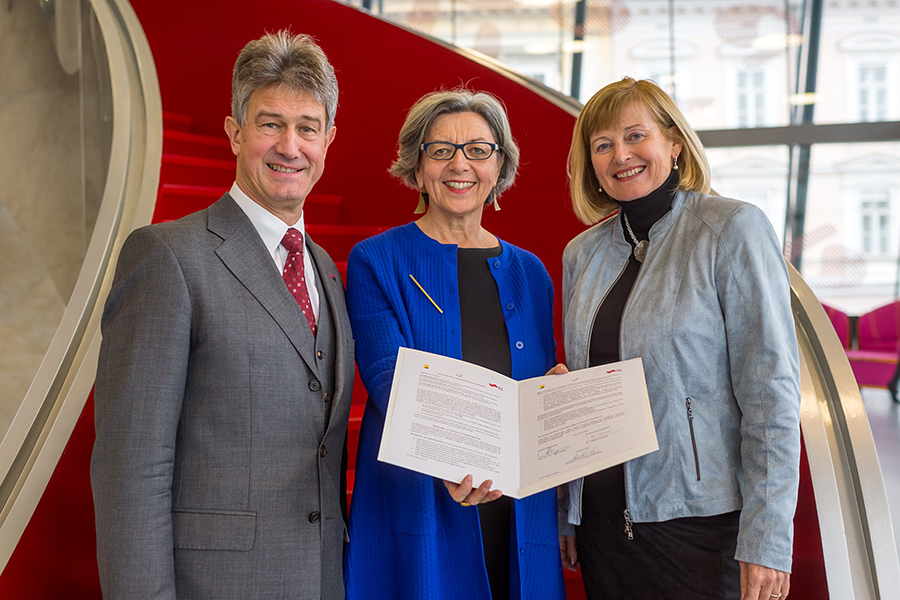 Die RektorInnen Harald Kainz, Elisabeth Freismuth und Christa Neuper (v.l.) haben Zusammenarbeit in den Kunstwissenschaften mit einem Letter of Intent besiegelt. Foto: Johannes Gellner ©Johannes Gellner