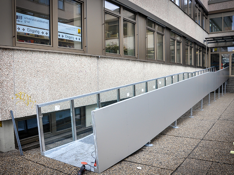 Eine lange Rampe überbrückt nun die Stufen zum UB-Eingang. Foto: Uni Graz/Schwarz ©Uni Graz/Marie Luise Schwarz