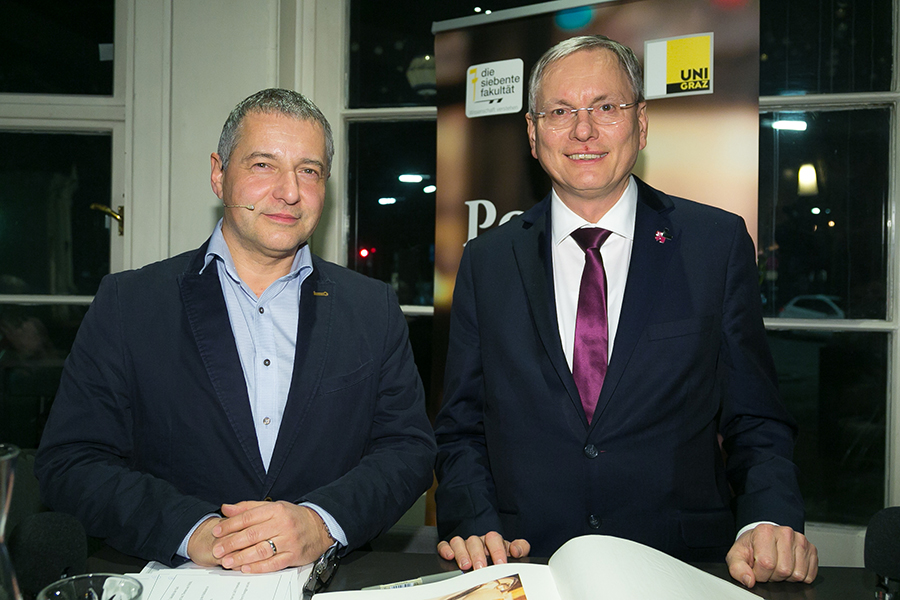 Minister Alois Stöger (rechts) und Gastgeber Markus Steppan diskutierten angeregt im Politik Café. Foto: Oliver Wolf 