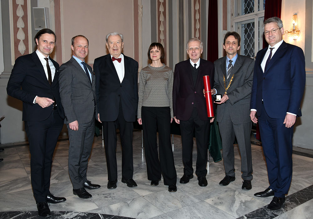 Styria-Vorstand Klaus Schweighofer, Vorstandsvorsitzender Markus Mair, Kirchenhistoriker Maximilian Liebmann, Fundamentaltheologin Isabella Guanzini, Ehrenringträger Johann Trummer, Dekan Reinhold Esterbauer, Styria-Vorstand Kurt Kribitz (v.l.) 